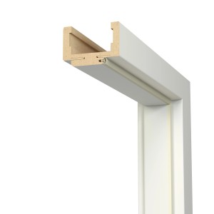 Zbliżenie białej ościeżnicy drzwiowej (t.b.t.) do drzwi wewnętrznych.