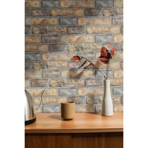 Aranżacja ściany z dekoracyjnymi cegłami klinkierowymi t.b.t. w odcieniach brązu i szarości.