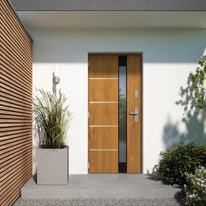 Nowoczesne drzwi zewnętrzne w kolorze drewna z wstawką szklaną.