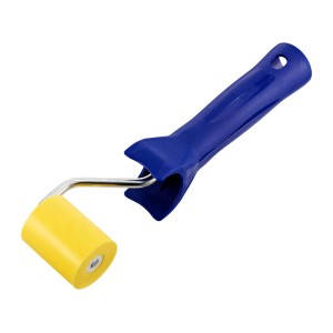 Wałek do szwów tapet LUX z gumowym wałkiem i niebieską rączką do dociskania szwów tapet.