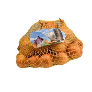 Siatka z żółtą cebulą. Świeża cebula, kategoria Warzywa.