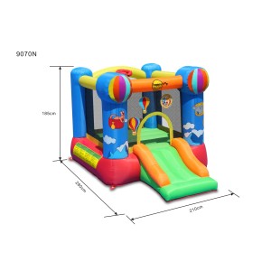 Kolorowy dmuchany zamek ze zjeżdżalnią dla dzieci, idealny do ogrodu lub pokoju dziecięcego.