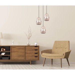 Trzy nowoczesne lampy wiszące t.b.t. w kolorze różowego złota nad salonem.