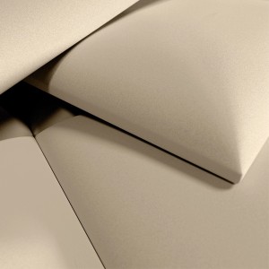 Zbliżenie na beżowe panele ścienne t.b.t.