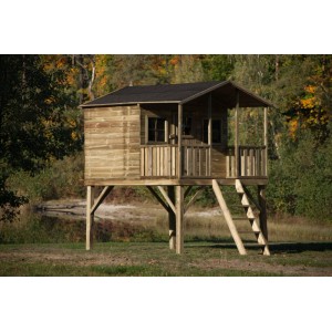 Drewniany domek na drzewie t.b.t. z drabinką w ogrodzie.