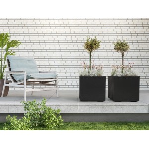 Antracytowe donice Orbis Karo Eco z tworzywa sztucznego pochodzącego z recyklingu, 40x40x39,4 cm, na zewnątrz.