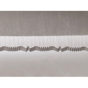 Zbliżenie ząbkowanego ostrza noża.