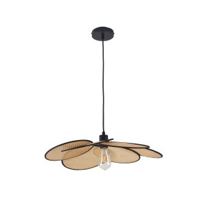 Lampa wisząca z rattanowym kloszem w kształcie kwiatu.