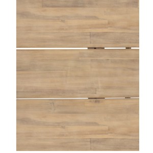 Zbliżenie blatu drewnianego stołu ogrodowego.