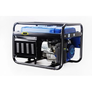 Niebieski agregat prądotwórczy t.b.t. z czarną ramą. Przenośny generator na budowę i do ogrodu.