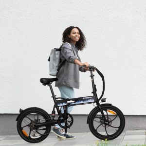 Czarny e-bike z kobietą i plecakiem na tle białej ściany. Transport miejski.