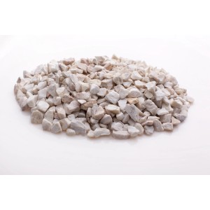 Jasny żwir ozdobny, idealny do ogrodu i architektury krajobrazu.