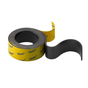 Taśma magnetyczna samoprzylepna Hettich, 1000x19mm, zwinięta z żółtą taśmą Tesa.