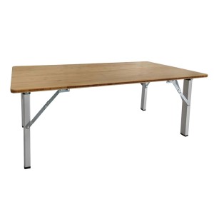 Stanowisko robocze t.b.t. z drewnianym blatem i srebrną metalową ramą.