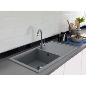 Szary zlewozmywak granitowy t.b.t. z ociekaczem i baterią w nowoczesnej kuchni.