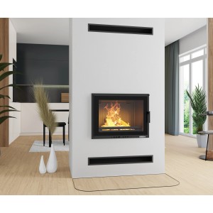 Wbudowany kominek t.b.t. z czarną ramą i palącym się drewnem w nowoczesnym salonie.