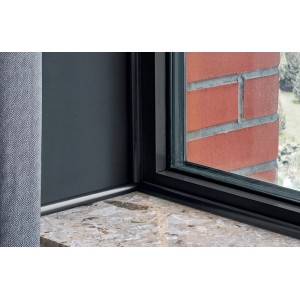 Zbliżenie czarnej ościeżnicy drzwiowej. Kategoria: Ościeżnice drzwiowe.