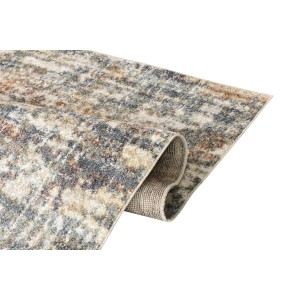 Wzorzysty dywan z krótkim włosiem, zwinięty, z abstrakcyjnym wzorem w kolorze beżowym, szarym i brązowym.