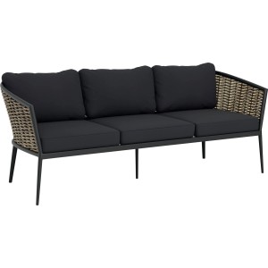 Trzyosobowa sofa ogrodowa z czarnymi poduszkami i plecioną ramą.