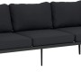 Trzyosobowa sofa ogrodowa z czarnymi poduszkami i plecioną ramą.