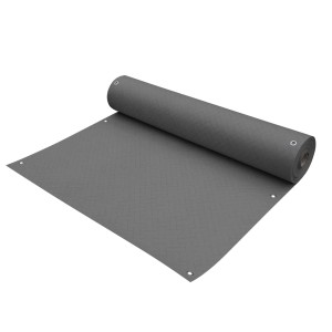 Szara mata osłonowa na ogrodzenie t.b.t., częściowo zwinięta.