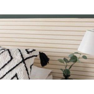 Beżowa folia samoprzylepna z poziomymi liniami jako dekoracja ścienna.