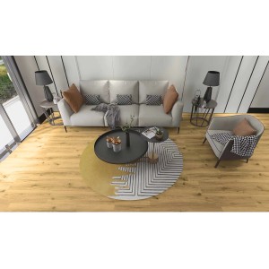 Salon z jasną podłogą winylową. Przytulna atmosfera z sofą, fotelem i stolikiem kawowym.