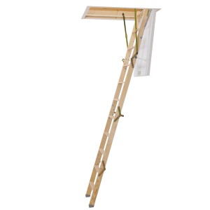 Drewniane schody strychowe, złożone w ramie sufitowej. Idealne do wejścia na strych.