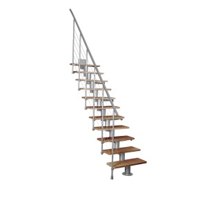 Schody wewnętrzne t.b.t. ze stopniami drewnianymi i metalową barierką.