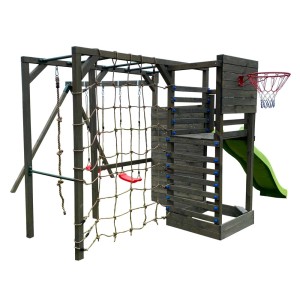 Drewniany plac zabaw z siatką wspinaczkową, zjeżdżalnią, huśtawkami i koszem do koszykówki.