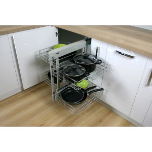 Wysuwany system narożny do szafki kuchennej z garnkami i patelniami w koszach drucianych.