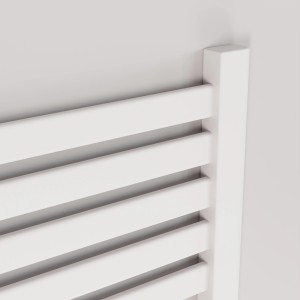 Zbliżenie białego grzejnika t.b.t.. Nowoczesny design do Twojej łazienki.