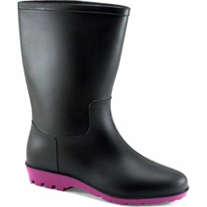 Czarne gumowe buty z różową podeszwą do prac ogrodowych.