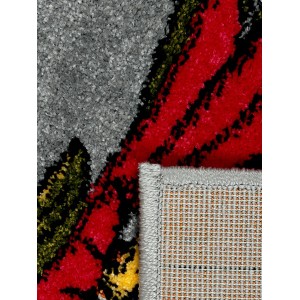 Zbliżenie dywanu z krótkim włosiem z abstrakcyjnym wzorem w kolorze szarym, czerwonym, żółtym i czarnym.