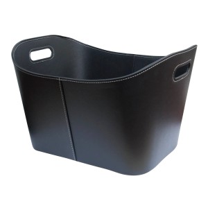 Czarny kosz na drewno kominkowe ze skóry z białymi szwami i uchwytami.