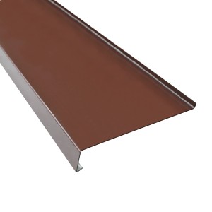 Brązowy parapet metalowy t.b.t., widok szczegółowy.