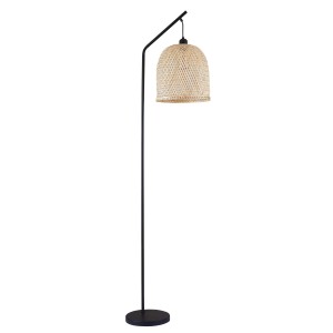 Lampa podłogowa z czarną ramą i rattanowym abażurem.