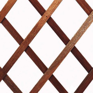 Drewniana kratka do ogrodu i pergoli, wzór diagonalny.