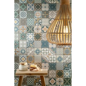 Płytki ścienne z wzorem patchwork w kolorze niebieskim, zielonym i brązowym. Dekoracyjne płytki do łazienki i kuchni.