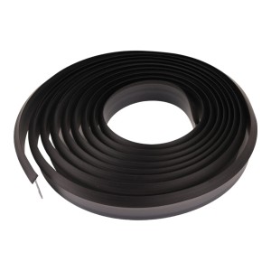 Czarna listwa krawędziowa t.b.t. do blatów kuchennych, zwinięta.