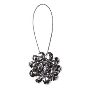 Akcesoria do karniszy t.b.t.: Podwiązka z srebrnym kwiatem.