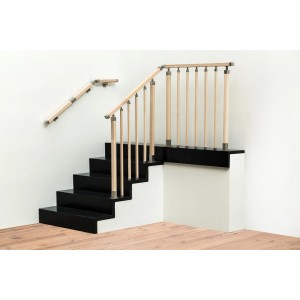 Schody z drewnianą balustradą i poręczą t.b.t. w nowoczesnym stylu.