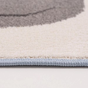 Zbliżenie dywanu z krótkim włosiem, szarym wzorem i niebieską obwódką.