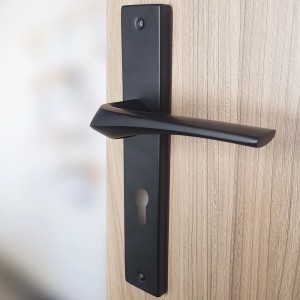 Czarna klamka do drzwi na drewnianych drzwiach, model t.b.t.