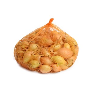 Szalotki w siatce, idealne do uprawy własnych warzyw.