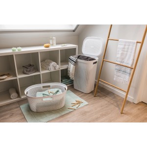 Białe kosze na pranie t.b.t. w łazience. Praktyczne przechowywanie brudnej bielizny.
