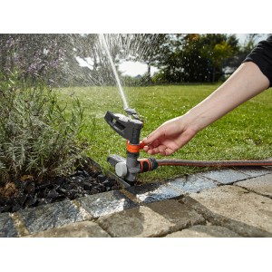 Zraszacz Gardena Comfort nawadnia trawnik. Zraszacz impulsowy, kołowy i sektorowy w użyciu.