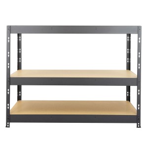 Pusty, szary metalowy regał z dwiema drewnianymi półkami. Idealny do przechowywania.