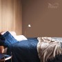 Aranżacja ściany sypialni z brązową farbą do ścian t.b.t.