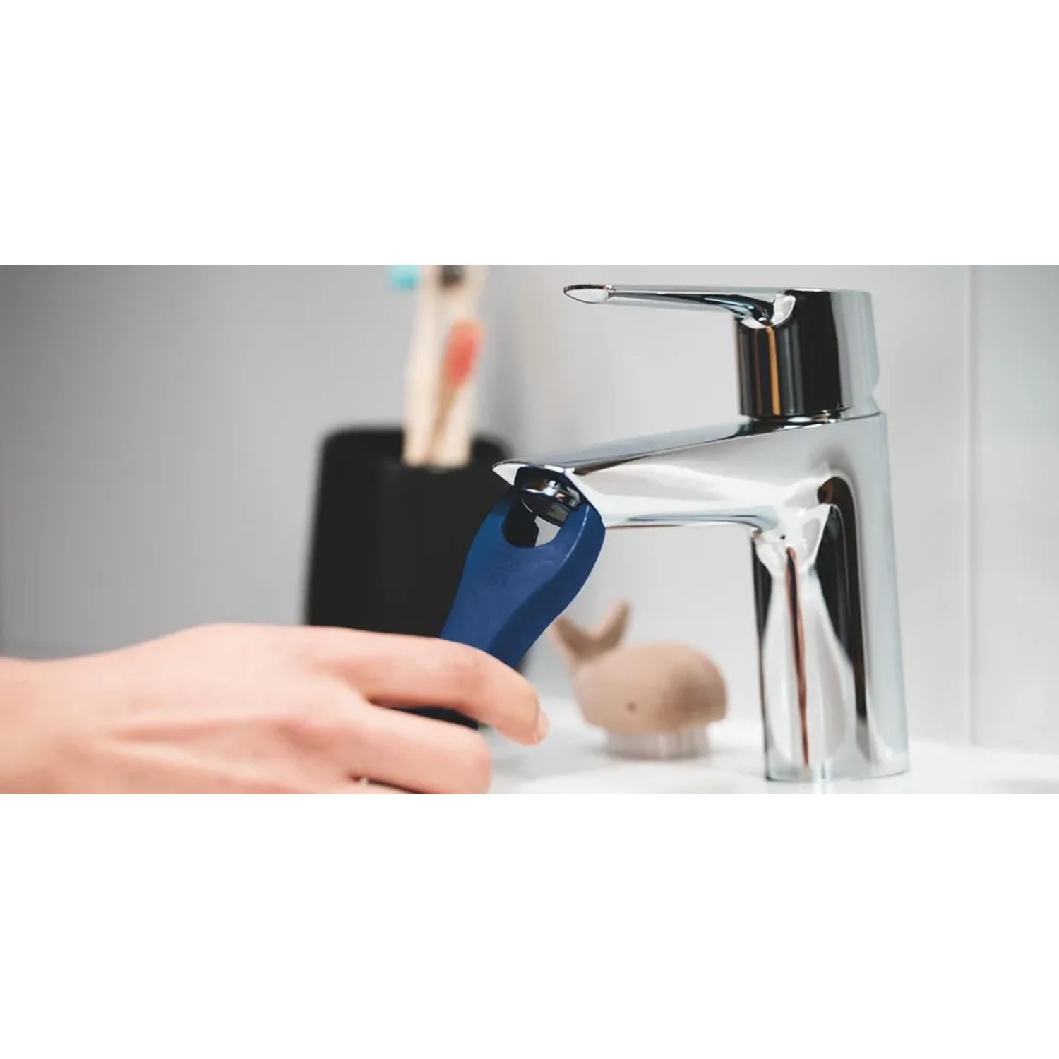 Bateria umywalkowa Grohe QuickFix Start S-Size z narzędziem podczas montażu.